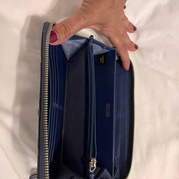 Uses Authentic Coach Wallet - Picture 3 of 3